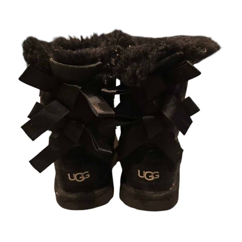 UGG BAILY BOW II BOOTS. SIZE GIRLS 9.